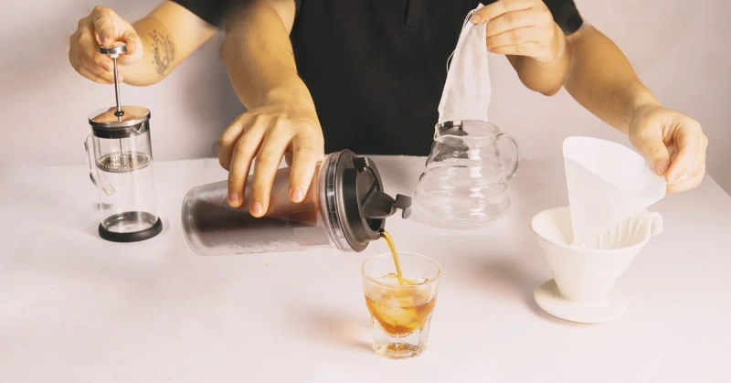 Ba cách pha cà phê lạnh tại nhà mùa hè: cold brew, phin lạnh và iced latte