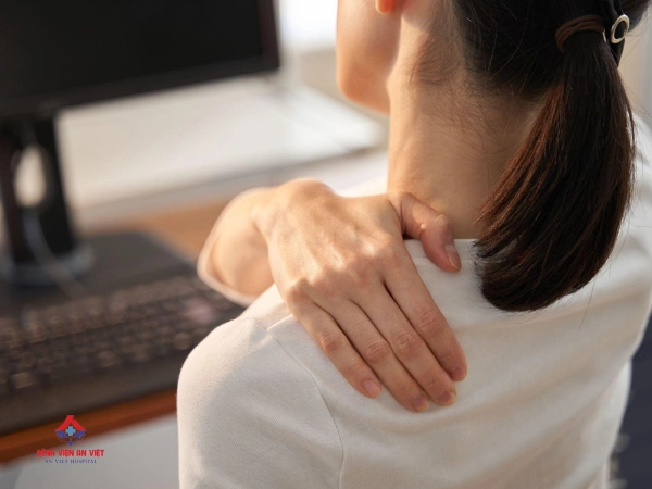 Dân văn phòng ngồi nhiều bị đau mỏi cổ vai gáy