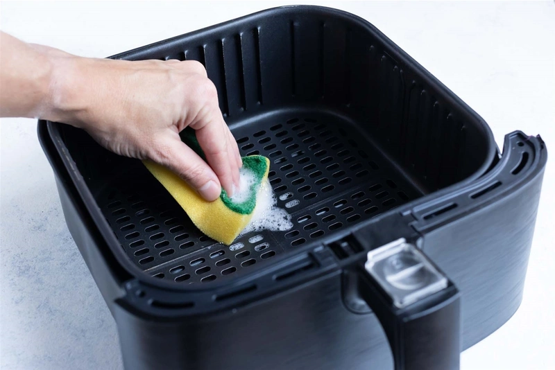 Nên rửa giỏ nồi chiên không dầu khi đã nguội hẳn