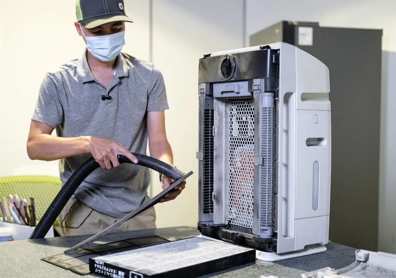 Vệ sinh màng lọc HEPA bằng máy hút bụi, tuyệt đối không rửa nước