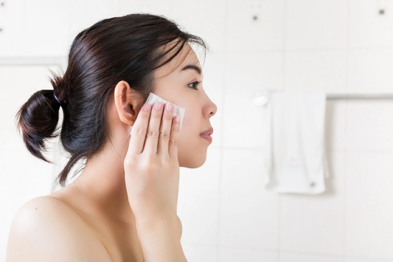 Tẩy trang nhẹ buổi sáng cho skincare mùa hè