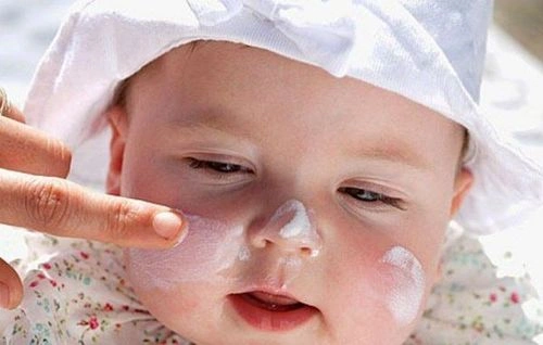 Che chắn bé khi ra ngoài mùa hè tránh say nắng