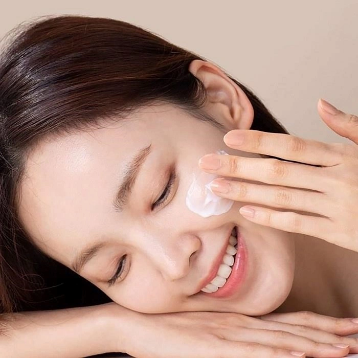 Bôi kem chống nắng đúng lượng trong skincare mùa hè