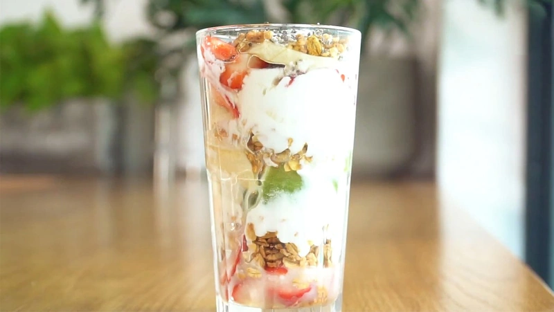 Yến mạch lạnh sữa chua trái cây mùa hè parfait