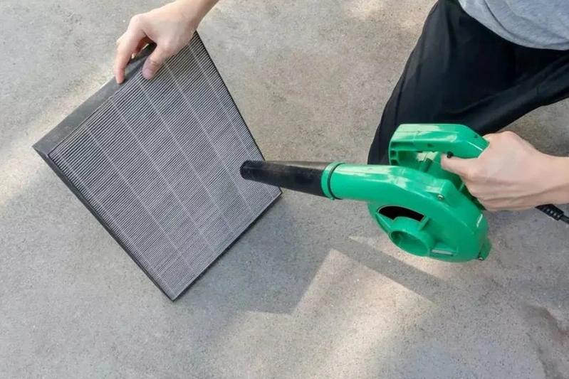Vệ sinh pre-filter màng lọc sơ cấp bằng cách hút bụi hoặc rửa nước