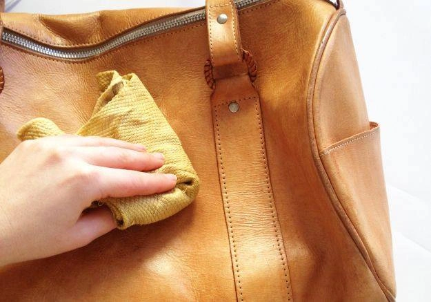 Vệ sinh túi xách thường xuyên bằng khăn
