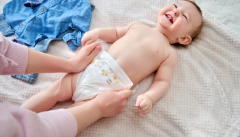 Bé sơ sinh mặc tã dán trong thời tiết nóng ẩm