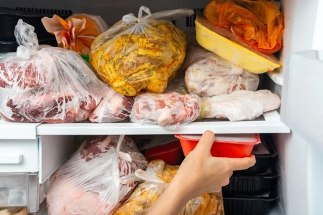Tủ lạnh chứa nhiều thực phẩm ngày nắng nóng