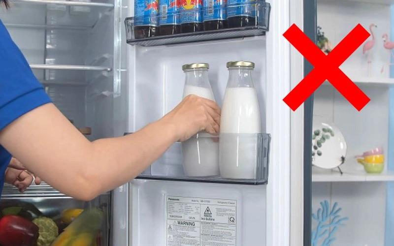 Nên đặt sữa tươi ở vùng lạnh sâu ngăn mát, tránh cánh cửa tủ lạnh