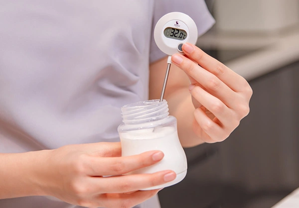 Pha sữa công thức đúng nhiệt độ và bảo quản đúng cách giúp bé hấp thu dinh dưỡng tốt hơn
