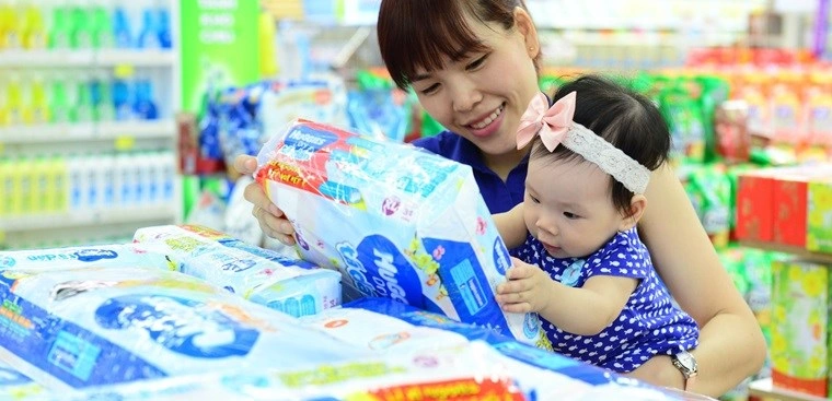 Mẹ chọn tã dán phù hợp cho bé mùa nóng