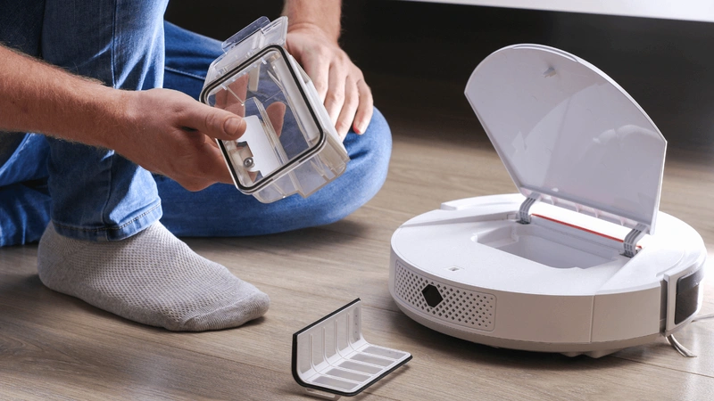 Vệ sinh hộp chứa bụi robot hút bụi hàng ngày để tránh mùi hôi