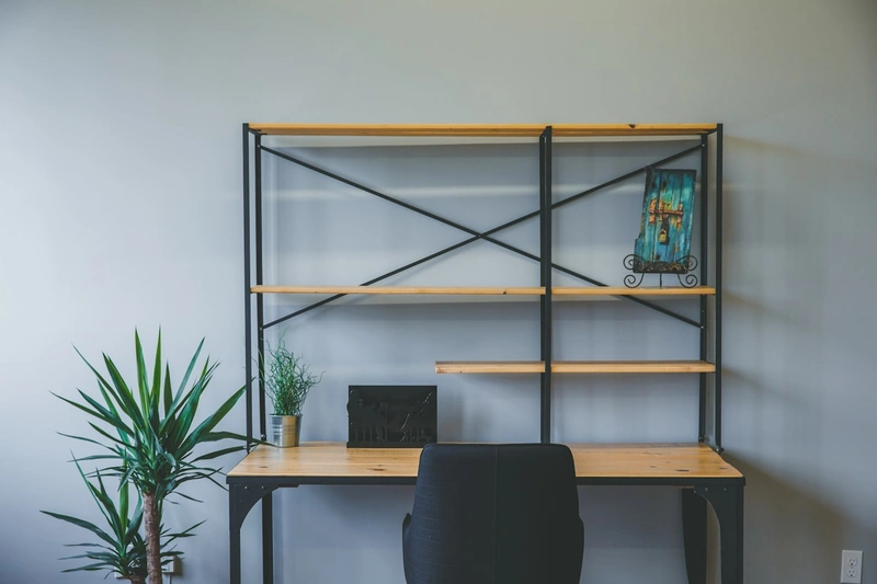 Bàn học thông minh có kệ tích hợp phía trên giúp tiết kiệm diện tích tường