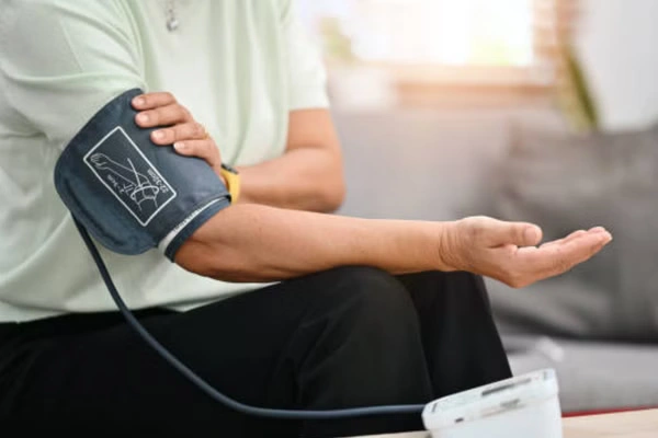 Tư thế đúng giúp hạn chế sai số khi đo huyết áp tại nhà