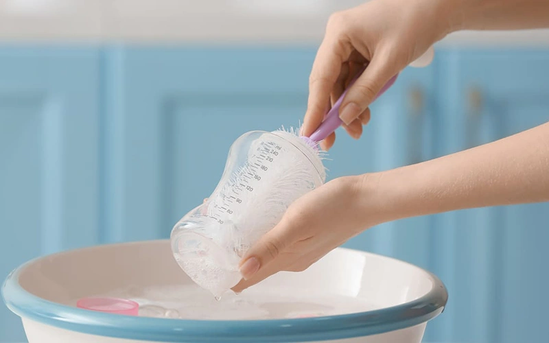 Vệ sinh và tiệt trùng bình sữa đúng cách sau mỗi lần bé bú