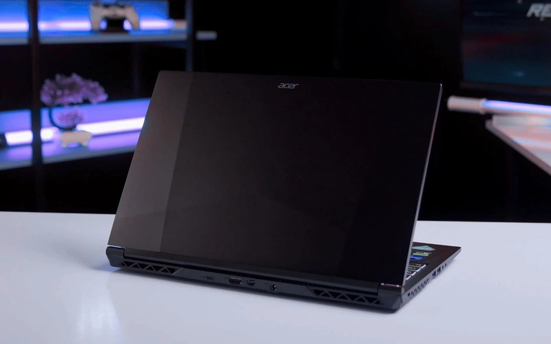Acer Aspire 7 có thiết kế tối giản, vỏ nhựa nhám và chắc chắn