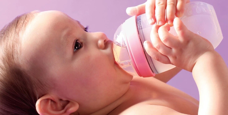 Van chống sặc và lỗ thông hơi trên núm ti giúp bé bú an toàn hơn