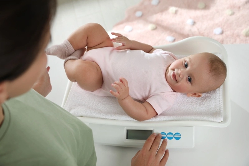 Theo dõi cân nặng của bé mỗi tháng thay vì đổi sữa liên tục