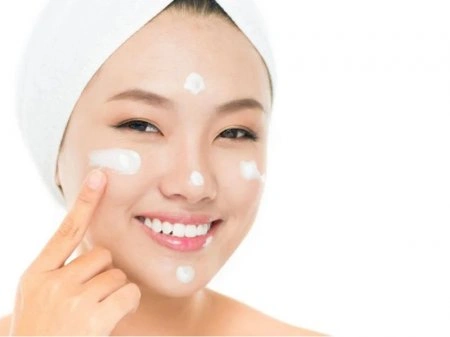 Cách bôi và bôi lại kem chống nắng cho da dầu không bị bóng nhờn