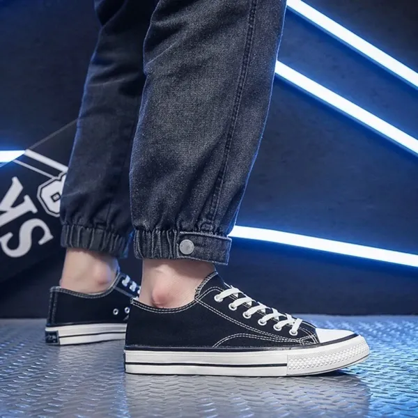 Đi học cần ưu tiên sneaker canvas, nhẹ, đế mỏng dễ xỏ