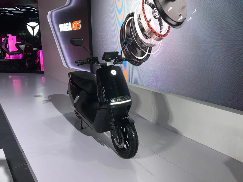 Xe máy điện Yadea G5 màu đen bóng