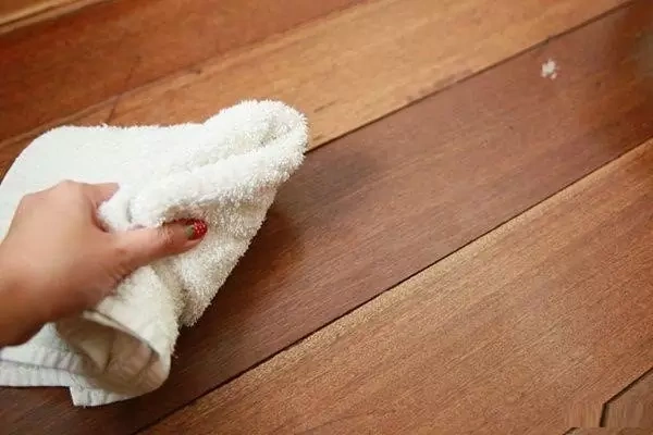Dấu hiệu nồm ẩm trong nhà cần dùng máy hút ẩm