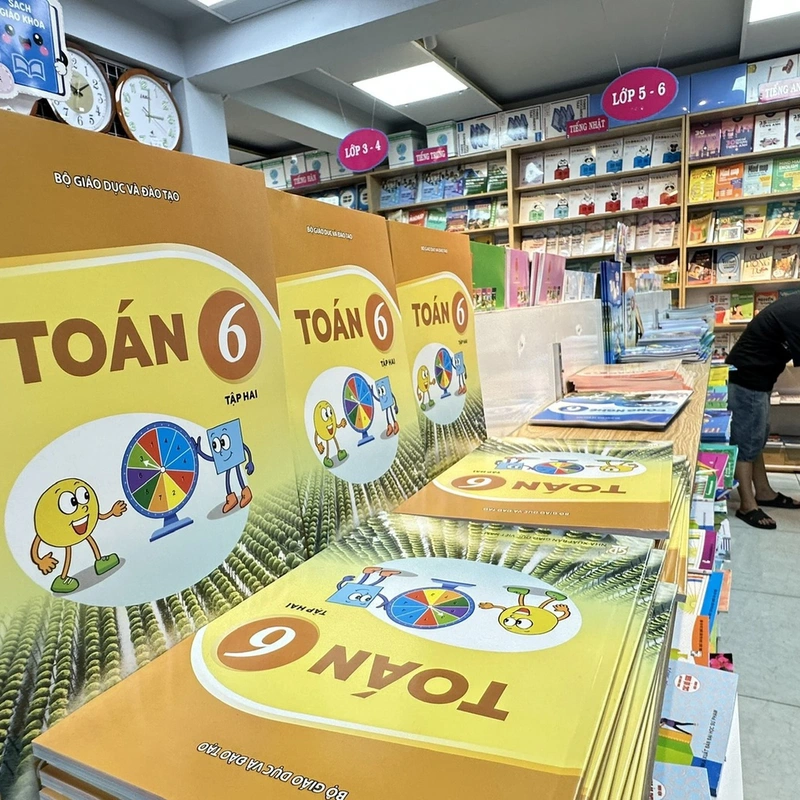 Mua sách giáo khoa tạo các nhà sách lớn để tránh hàng giả