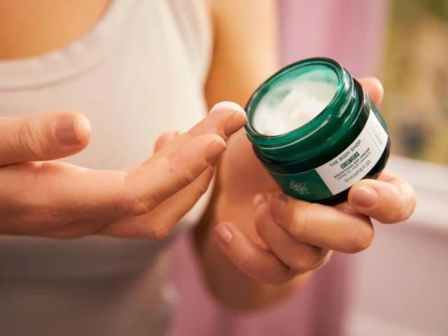 Kết hợp gel dưỡng ẩm ban ngày và kem dưỡng ẩm ban đêm