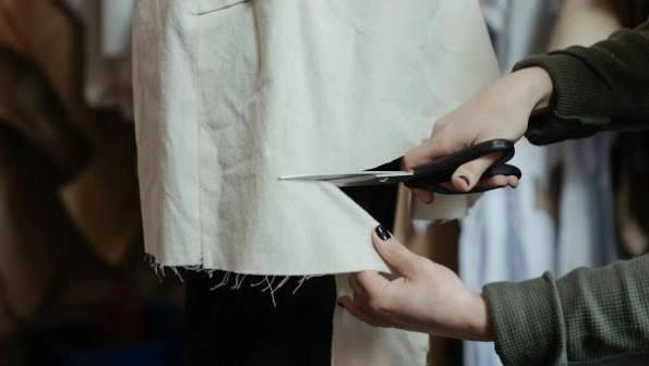 Áo sơ mi trắng cũ nhuộm trà làm đồ hóa trang zombie