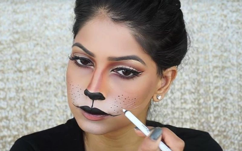 Hóa trang mèo đen Halloween với băng đô tai mèo và vẽ râu