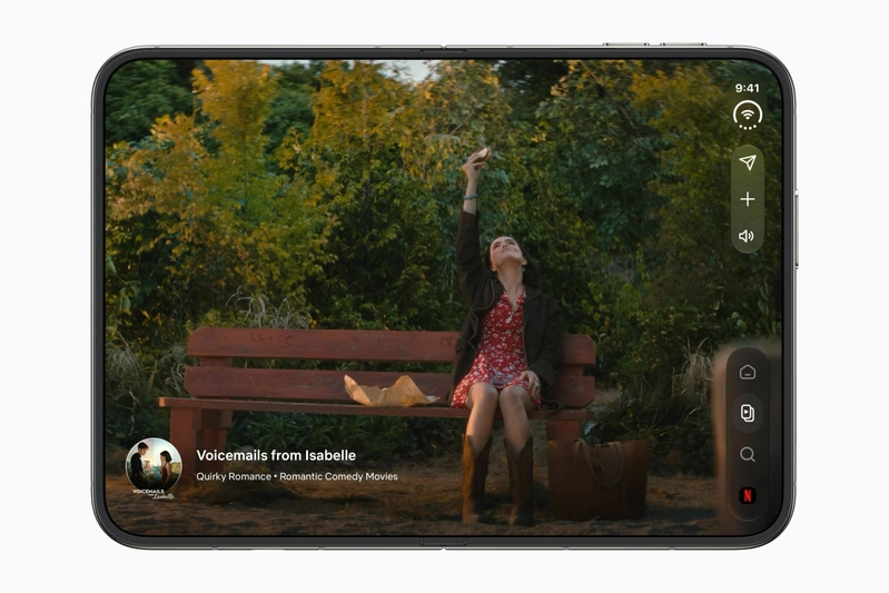 Xem phim trên màn hình gập lớn của iPhone Duo
