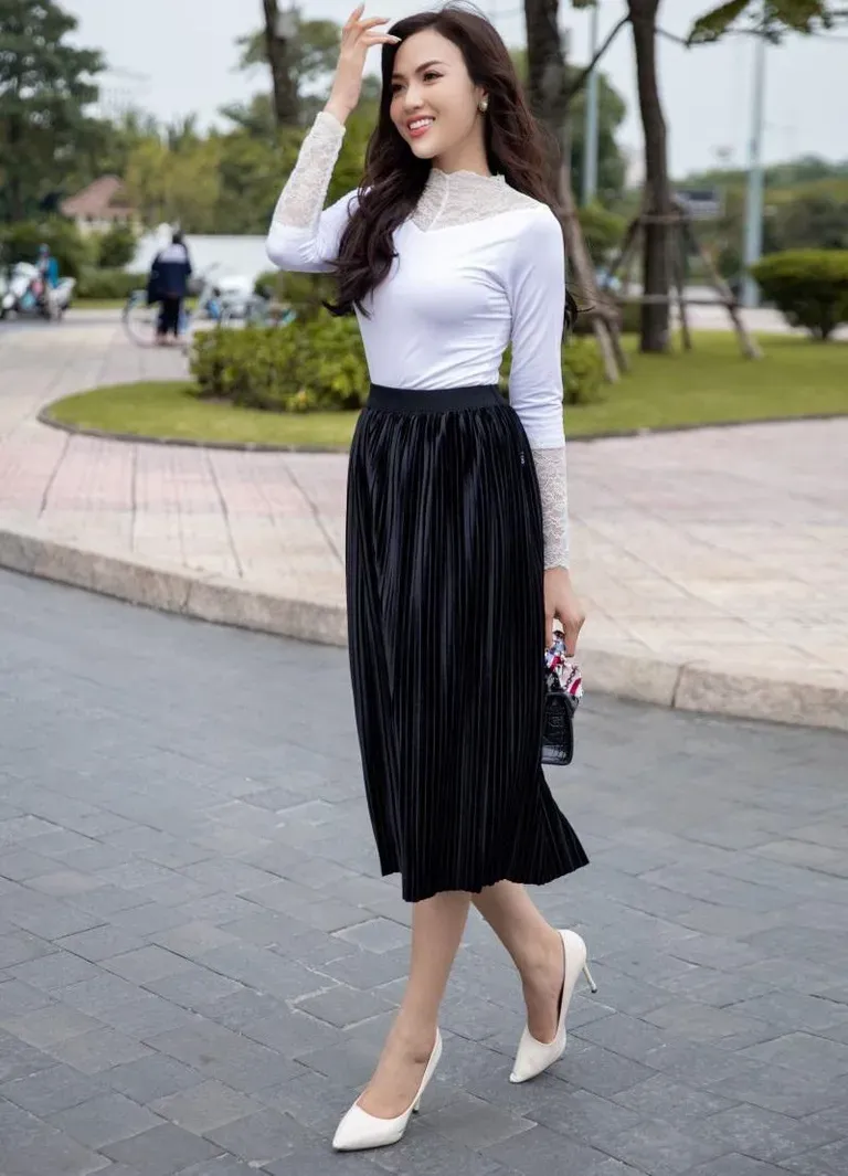 Mix áo giữ nhiệt với chân váy xòe nữ tính