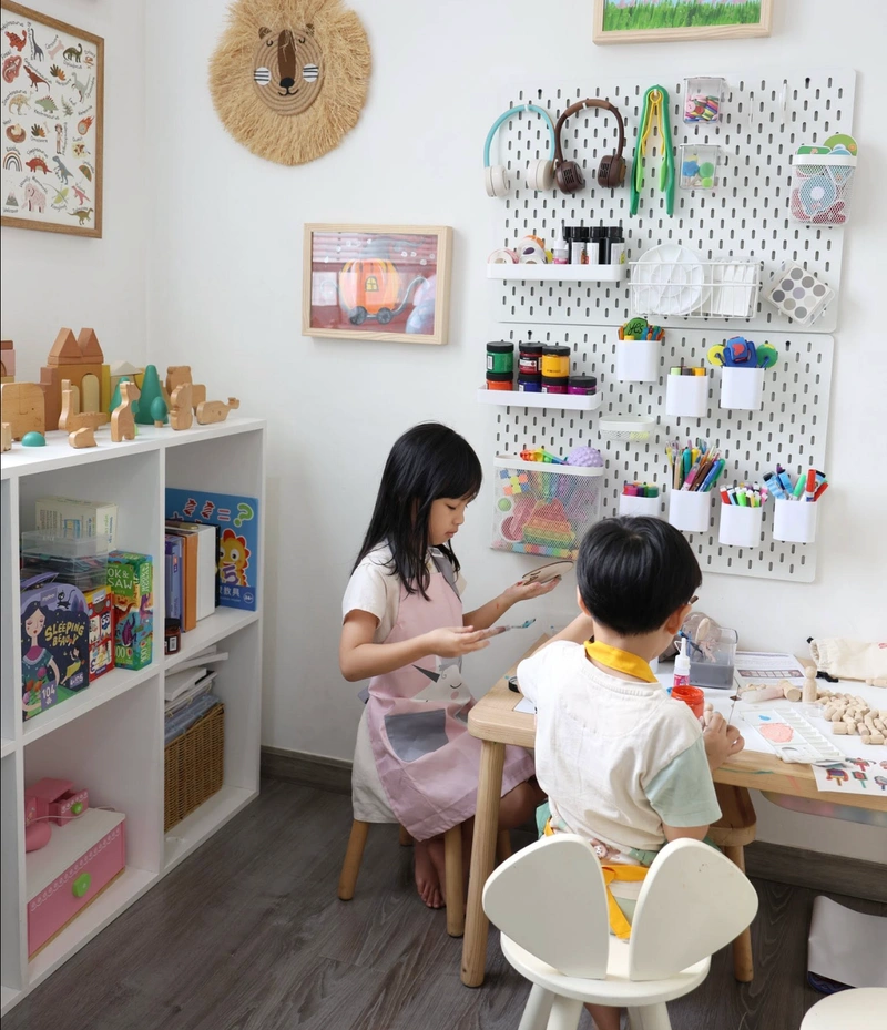 Góc chơi cho bé với kệ thấp và hộp đựng đồ chơi trong suốt